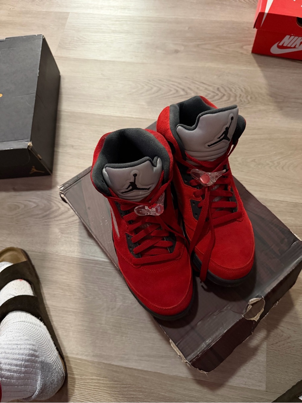 Jordan 5 “Raging Bull” 8.5 - Picture 3 of 5